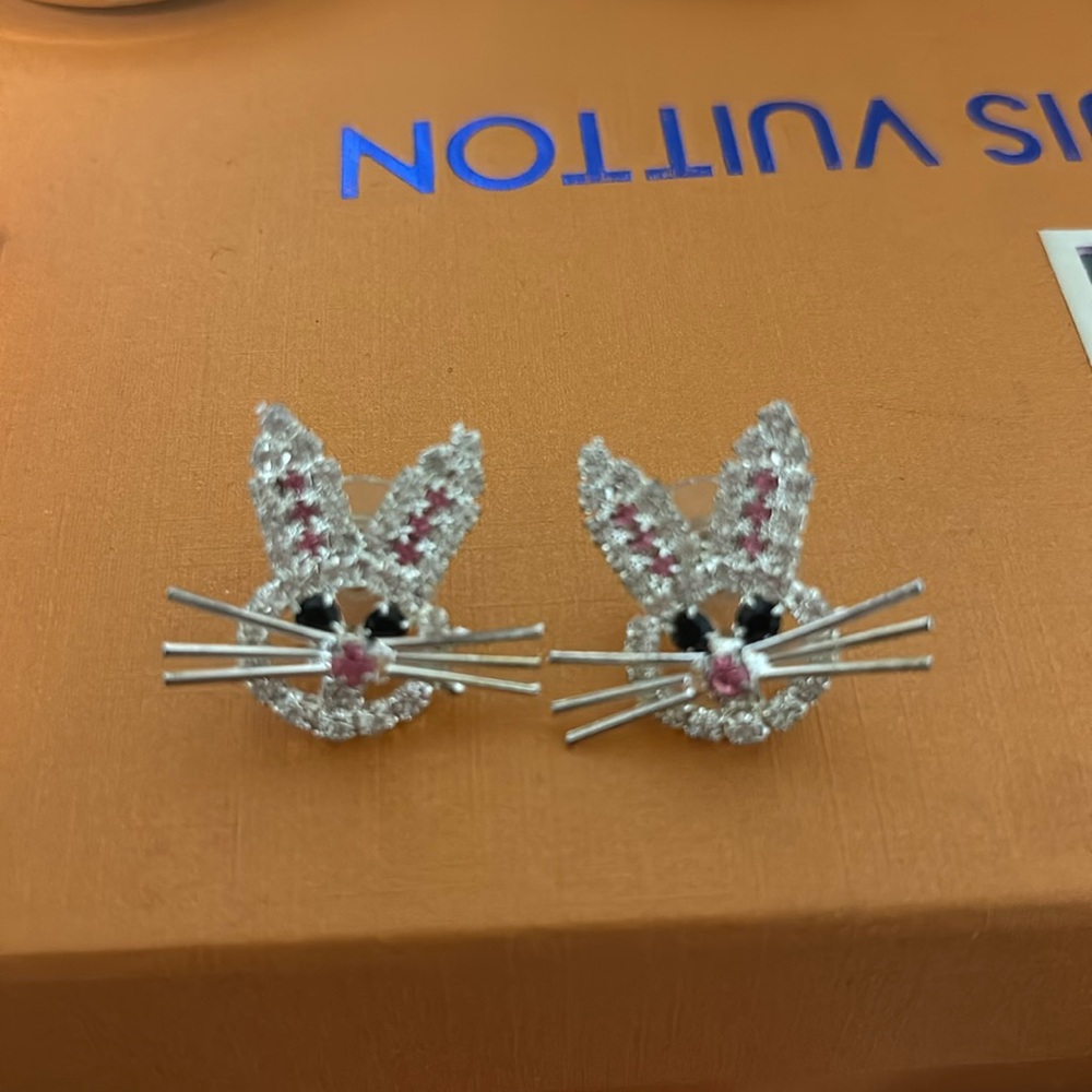 Beautiful rhinestones bunny earrings new❤️